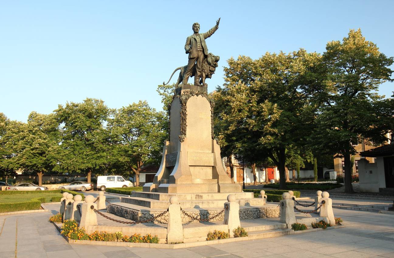  Паметника на Васил Левски в Карлово 